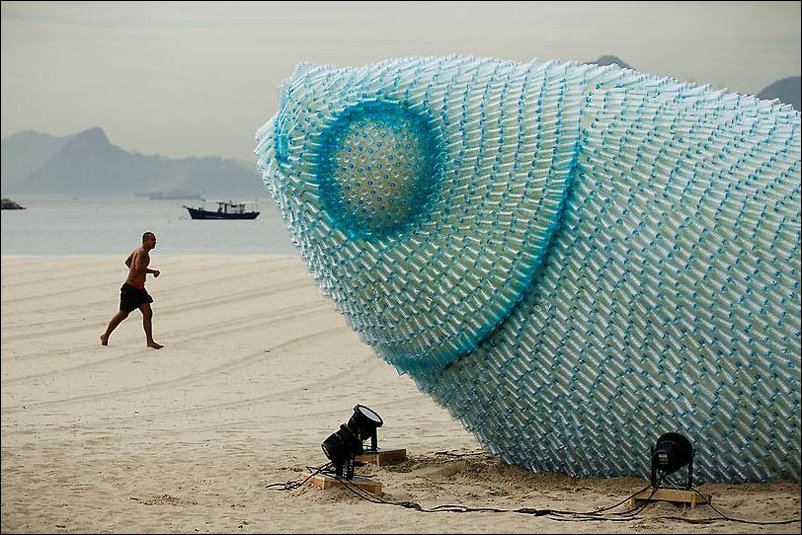Гигантские рыбы, сделанные из пластиковых бутылок