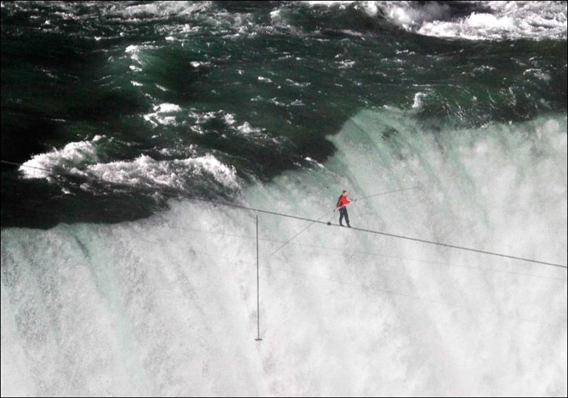 По канату через Ниагарский водопад