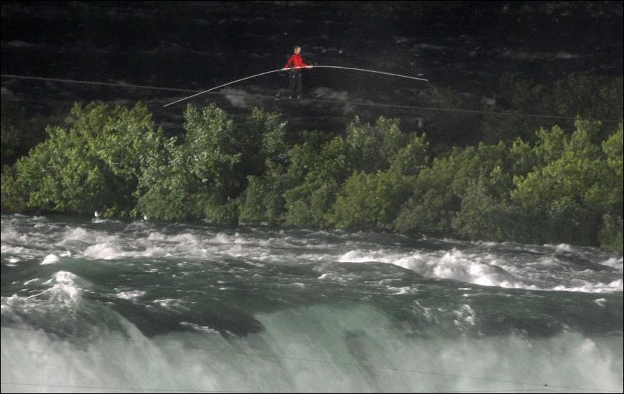 По канату через Ниагарский водопад