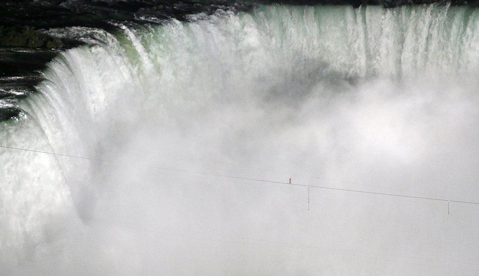 По канату через Ниагарский водопад
