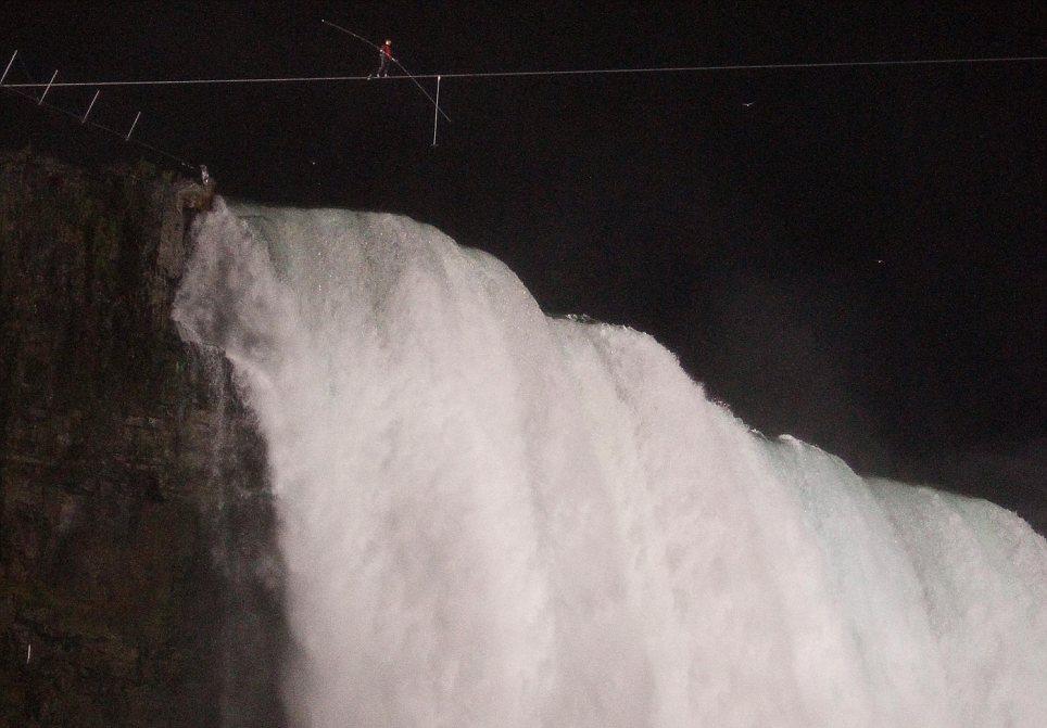 По канату через Ниагарский водопад