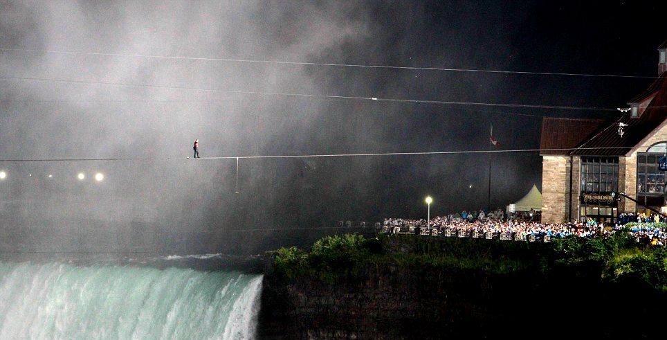 По канату через Ниагарский водопад
