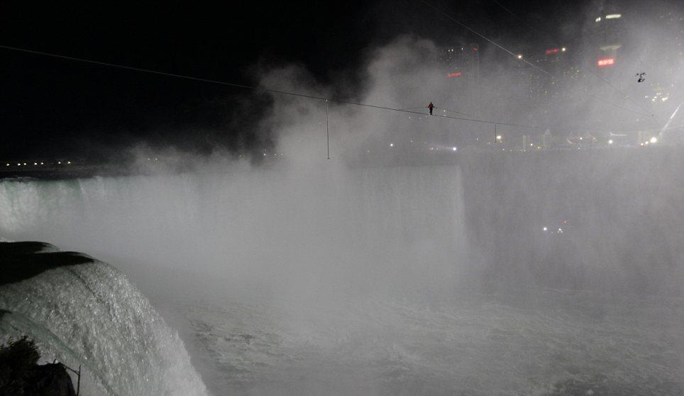 По канату через Ниагарский водопад