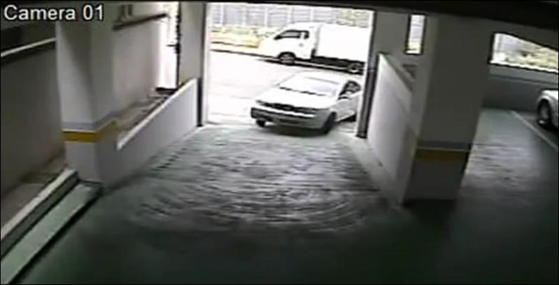 Женщина заезжает на парковку