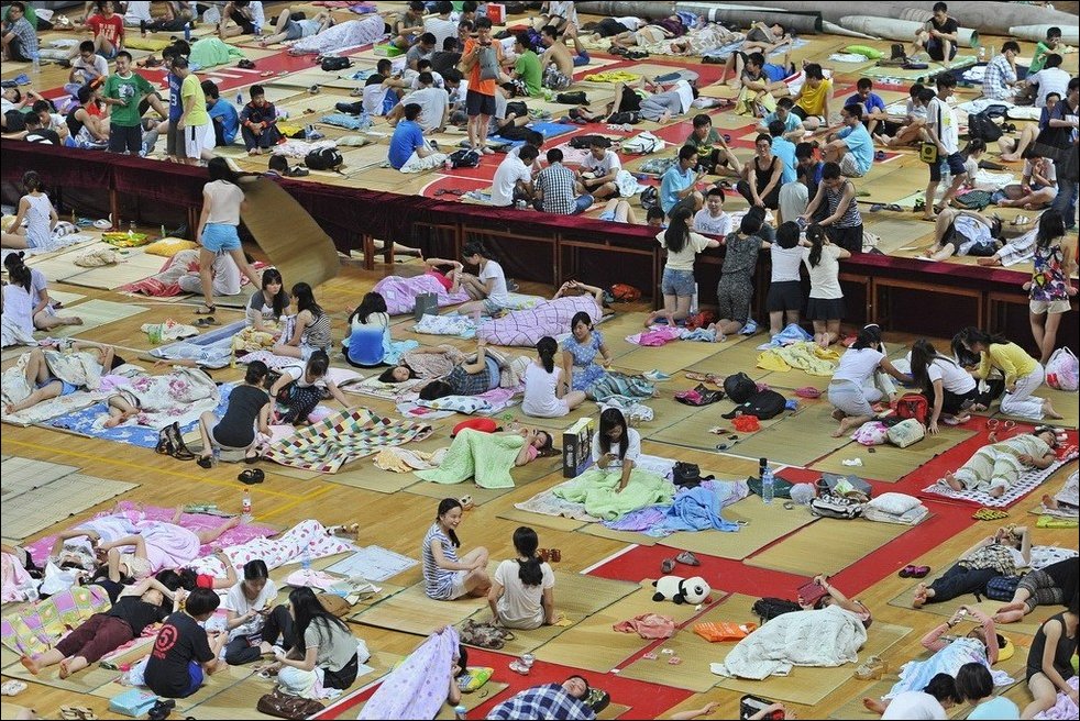 Китайские студенты спасаются от жары ночуя в спортзале