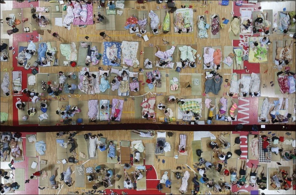 Китайские студенты спасаются от жары ночуя в спортзале