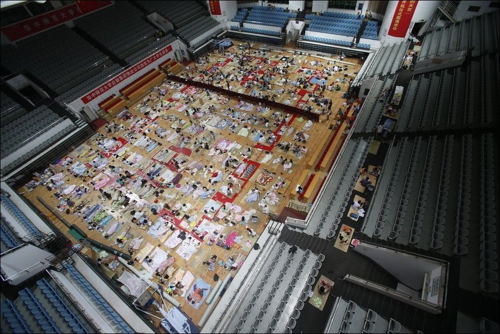 Китайские студенты спасаются от жары ночуя в спортзале