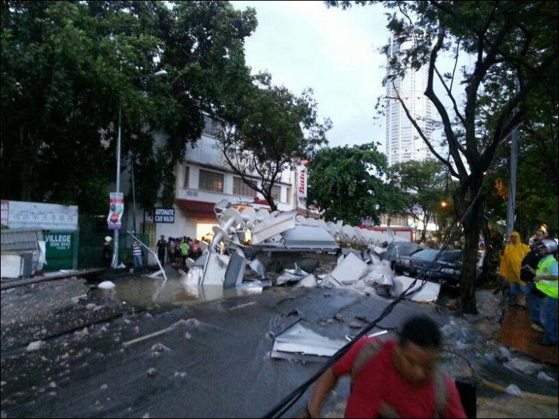 падение 48-метрового шпиля с небоскреба в Малайзии