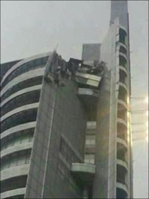 падение 48-метрового шпиля с небоскреба в Малайзии