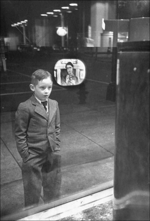Мальчик впервые увидел телевизор. 1948 год.