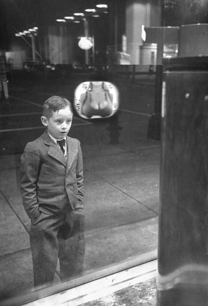 Мальчик впервые увидел телевизор. 1948 год.