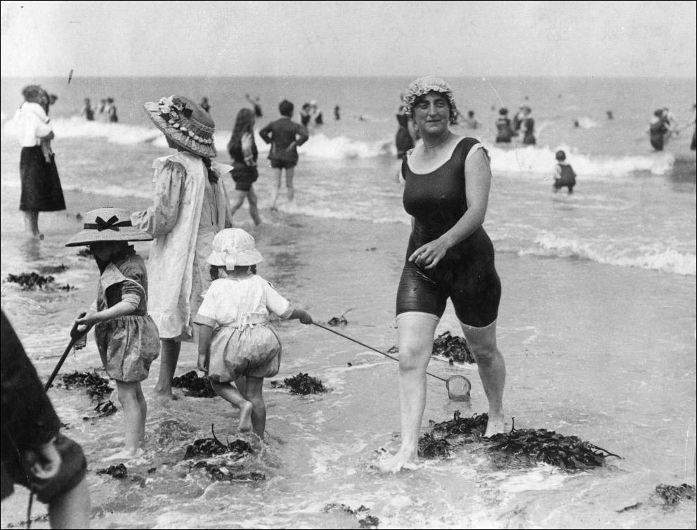 на пляже 100 лет назад