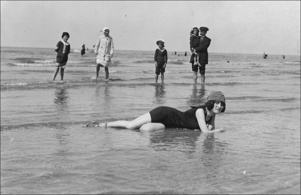 на пляже 100 лет назад