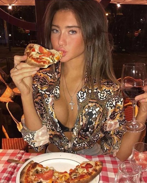 девушки и пицца