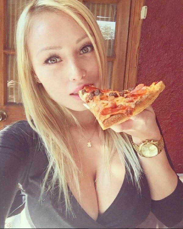 девушки и пицца
