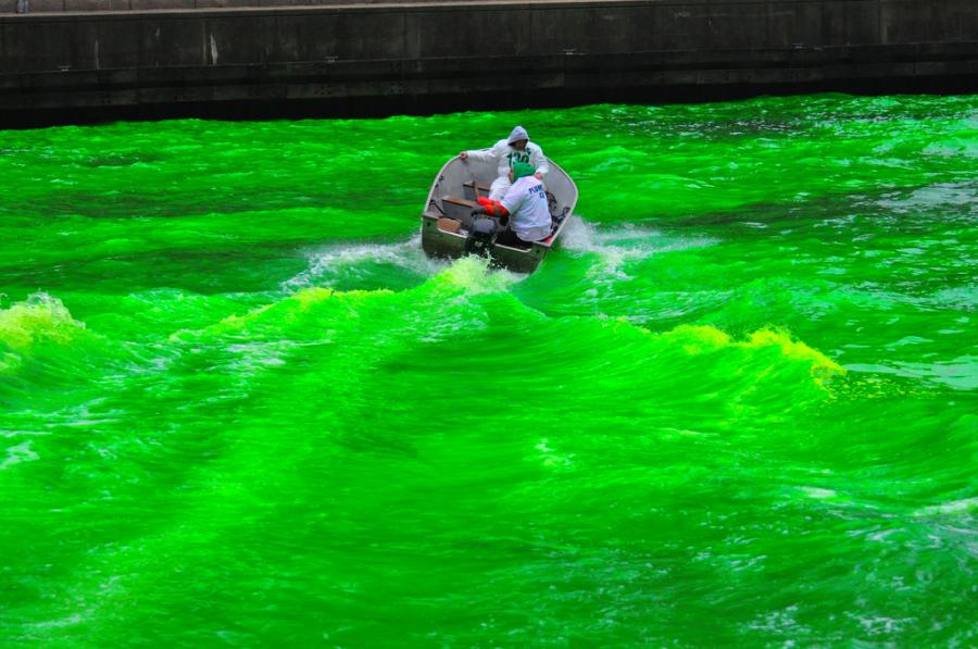 Зеленые воды что делать. Зеленая река в Чикаго на день Святого Патрика. Зеленая вода. Изумрудная вода. Кислотная вода.