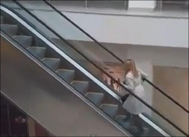 Блондинка на эскалаторе