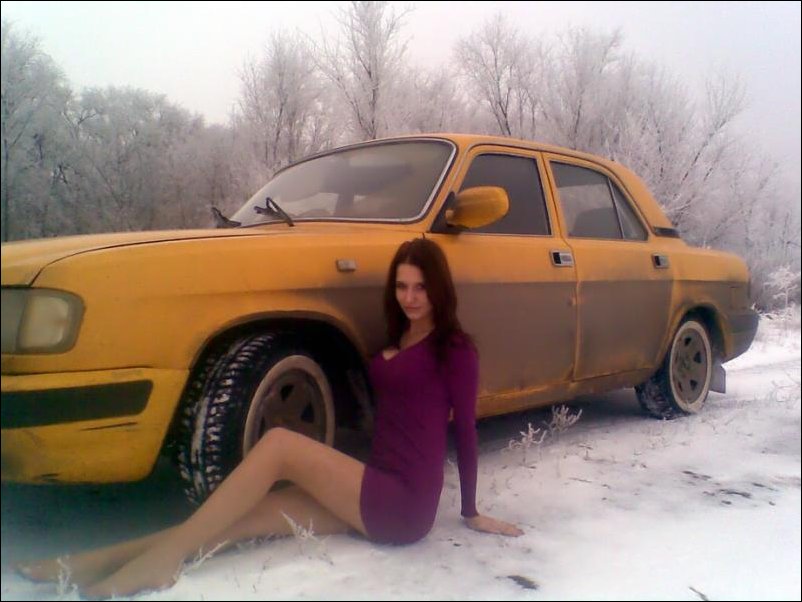 Девушка и желтая Волга