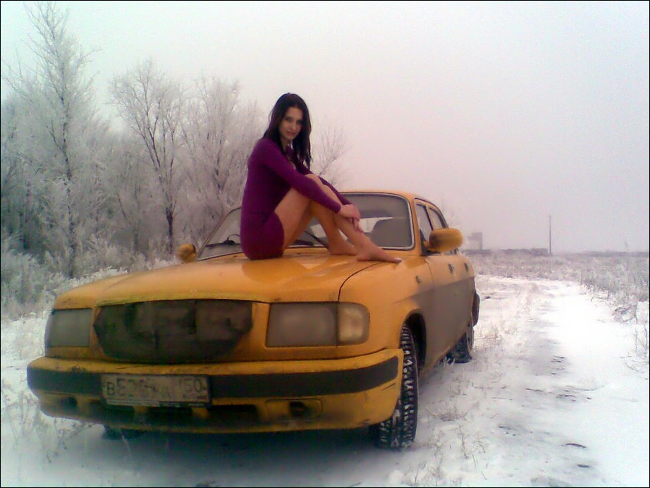Девушка и желтая Волга