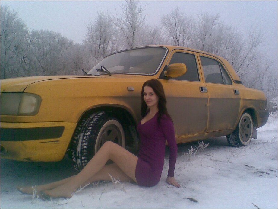 Девушка и желтая Волга
