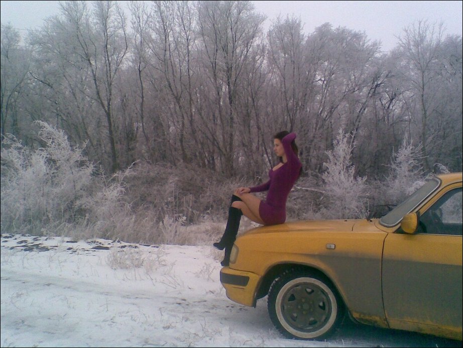 Девушка и желтая Волга