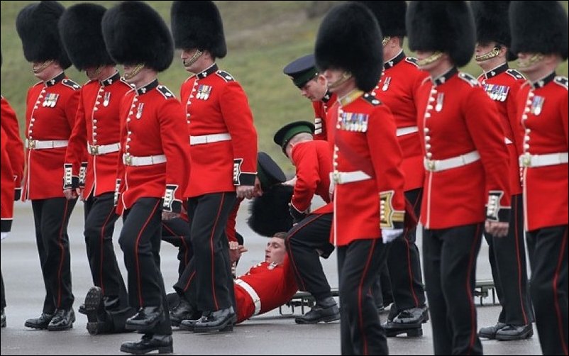 Обмороки на парадах и церемониях