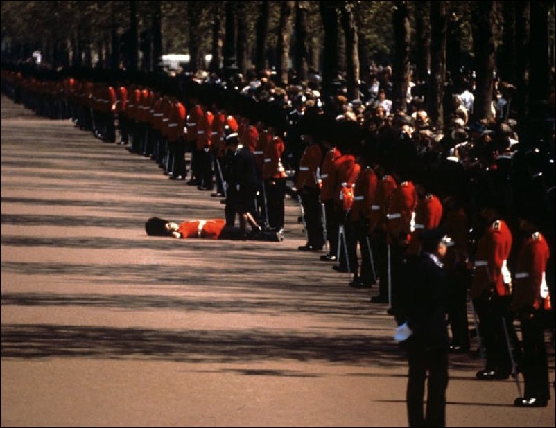 Обмороки на парадах и церемониях