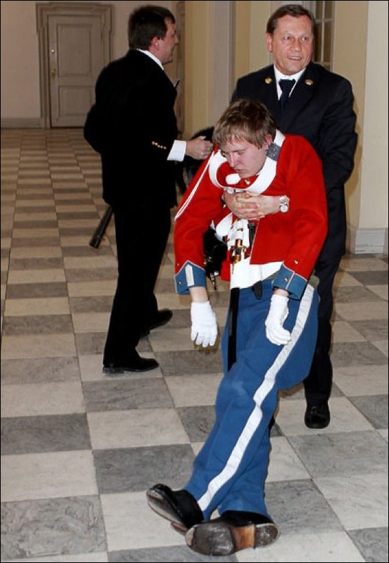 Обмороки на парадах и церемониях