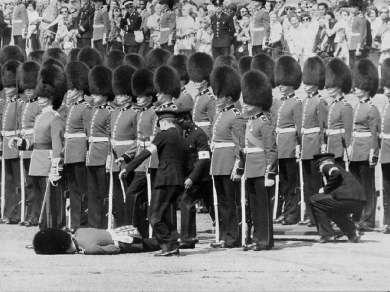 Обмороки на парадах и церемониях