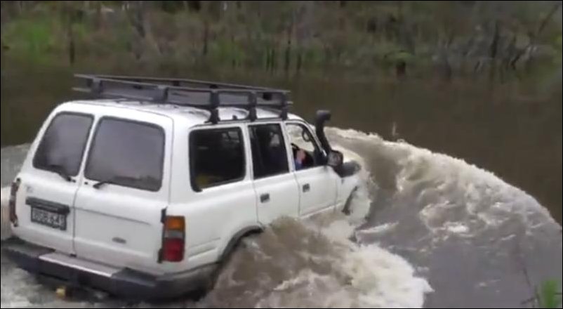 Вплавь на лэнд крузере