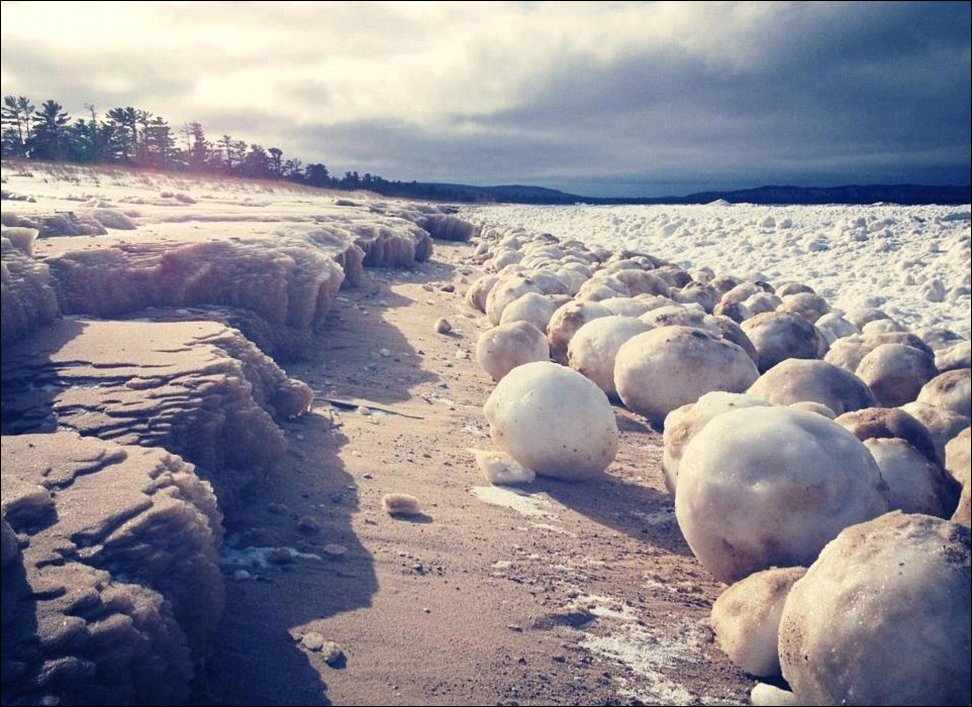 Ледяные шары на озере