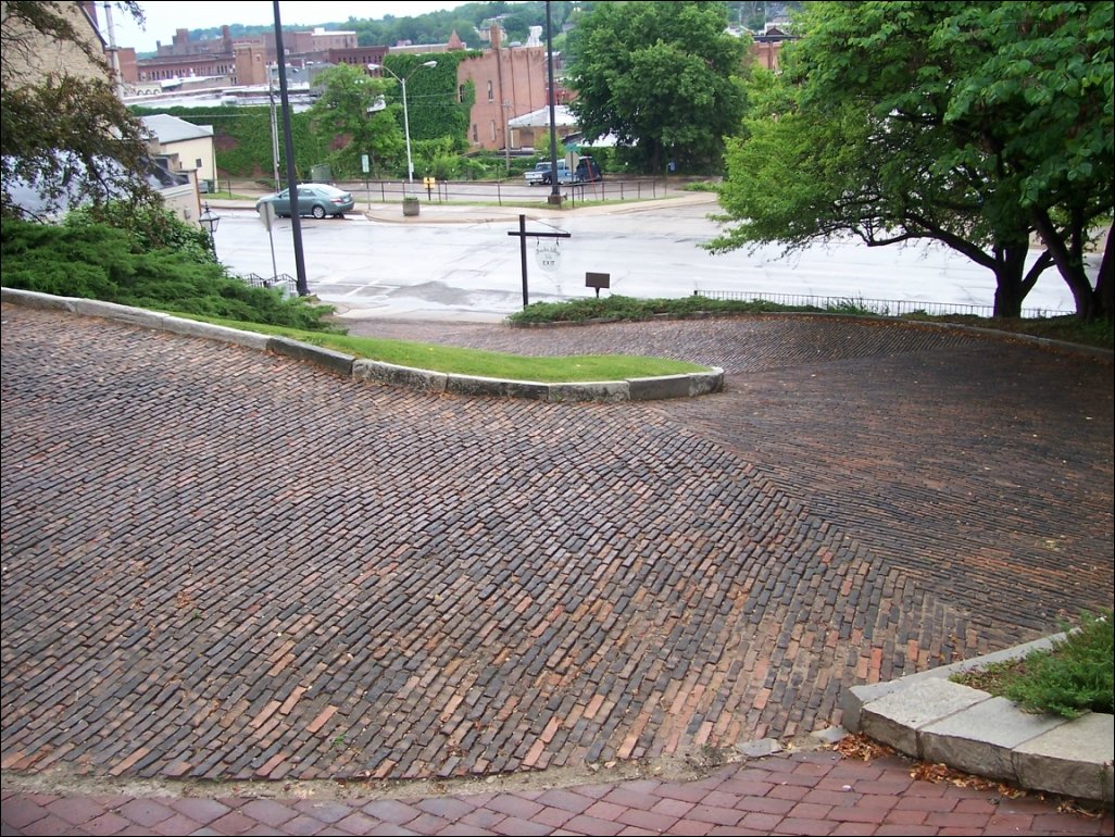 Змеиная аллея