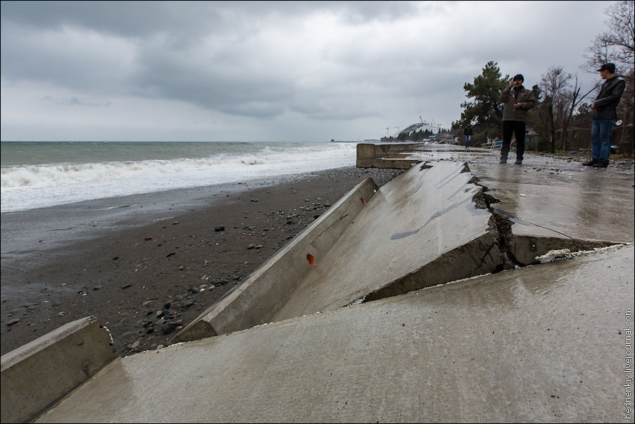 Шторм в Сочи разрушил берегоукрепление