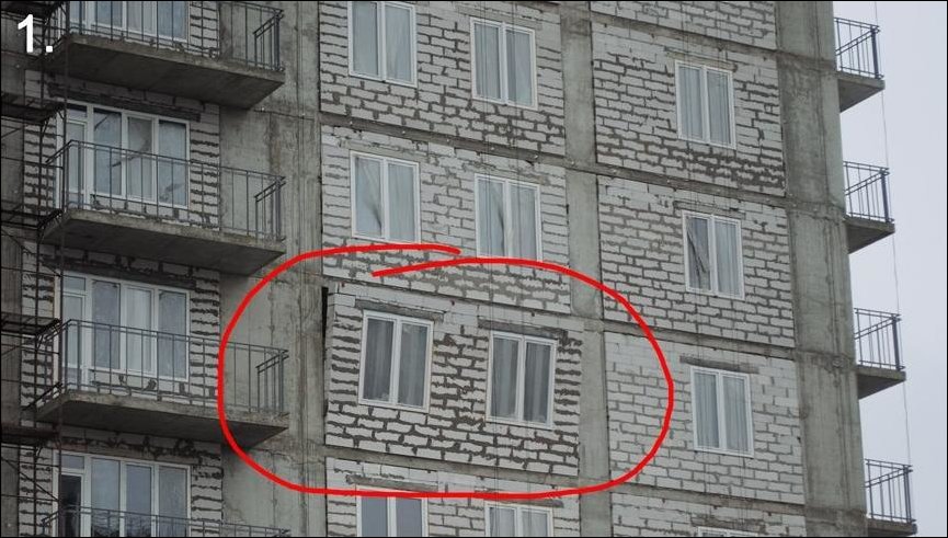В строящемся доме выпала стена