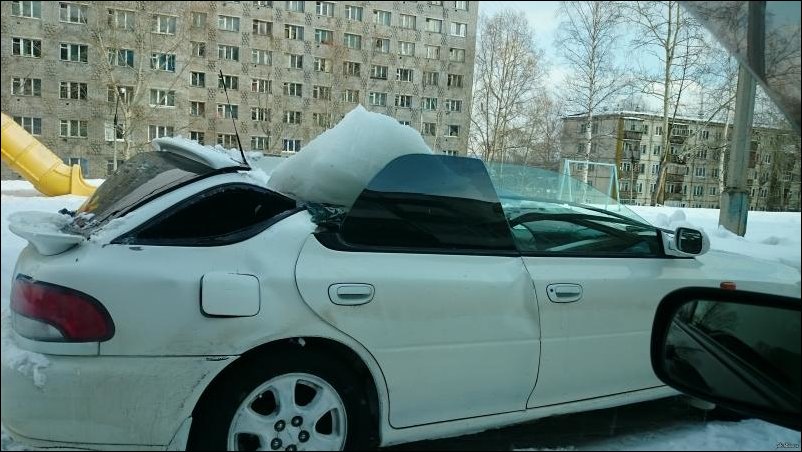 Лед упал на крышу авто