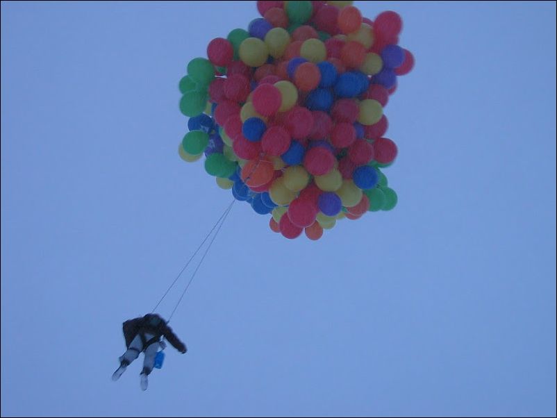Человек на шарах в воздухе. Воздушный шарик улетает. Человек с воздушным шариком. Улетел на воздушных шарах.