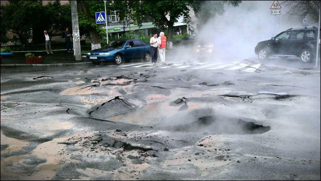 В Киеве улица превратилась в кипящую реку