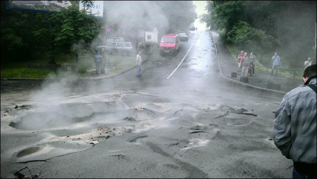В Киеве улица превратилась в кипящую реку