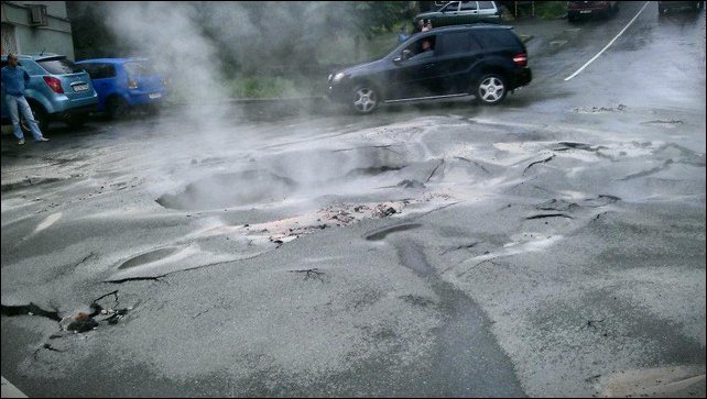 В Киеве улица превратилась в кипящую реку
