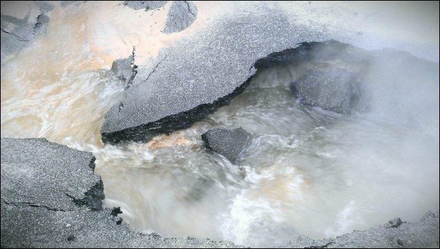 В Киеве улица превратилась в кипящую реку