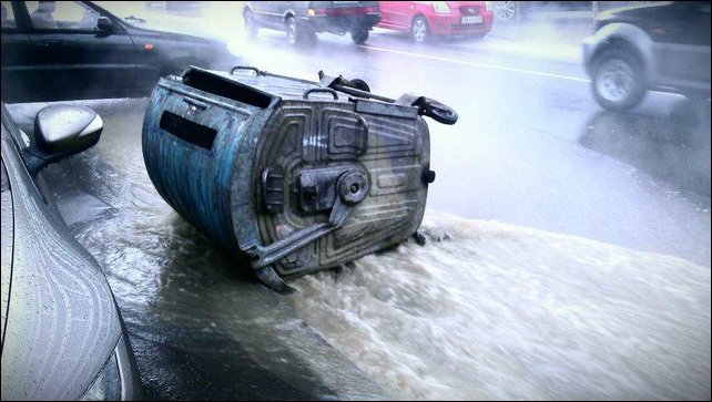 В Киеве улица превратилась в кипящую реку