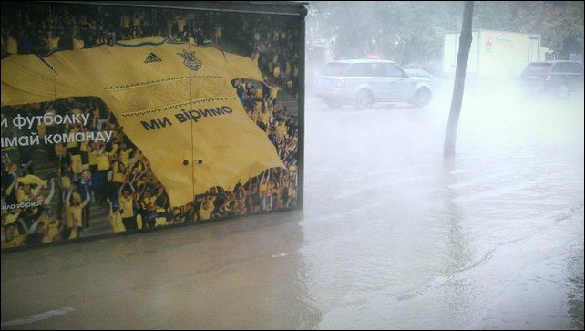 В Киеве улица превратилась в кипящую реку