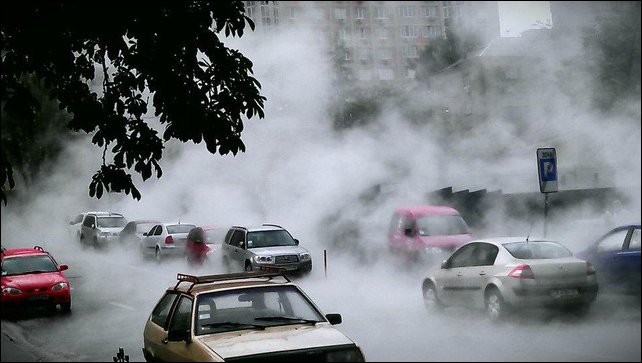 В Киеве улица превратилась в кипящую реку