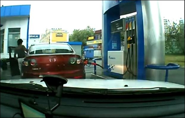 Женщина на заправке