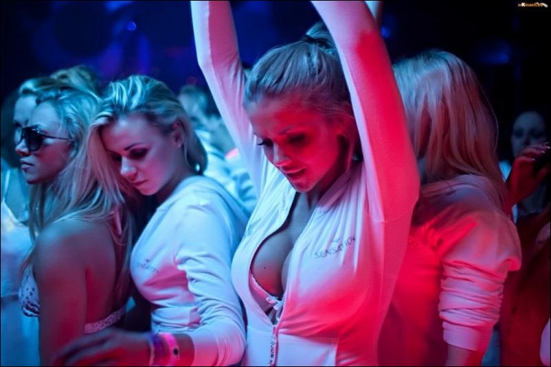 Девушки 18+, Эротика