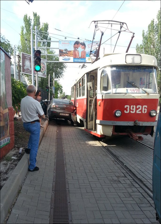 Трамвай в Донецке зажал Мазду
