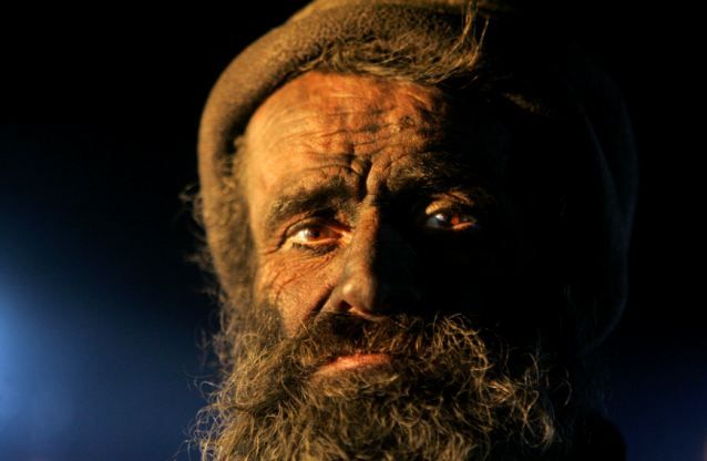 Мужчина любит спать в пепле и золе