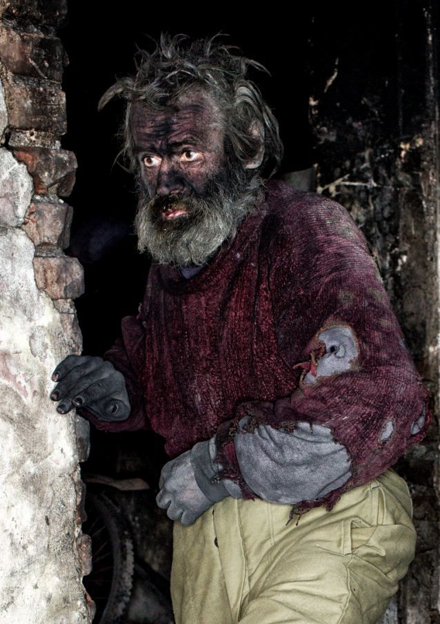 Мужчина любит спать в пепле и золе