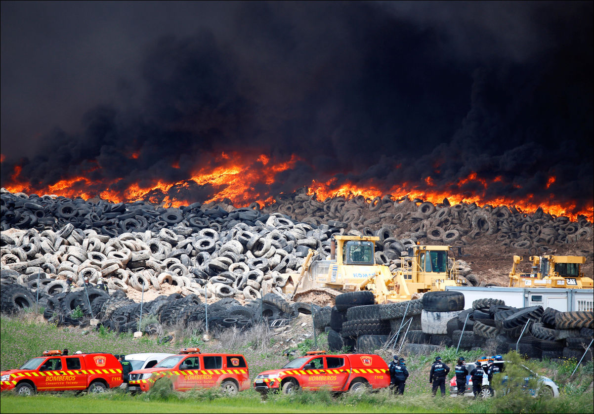 пожар на свалке покрышек в Испании