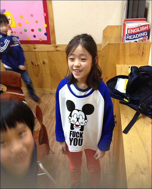 надписи на футболках